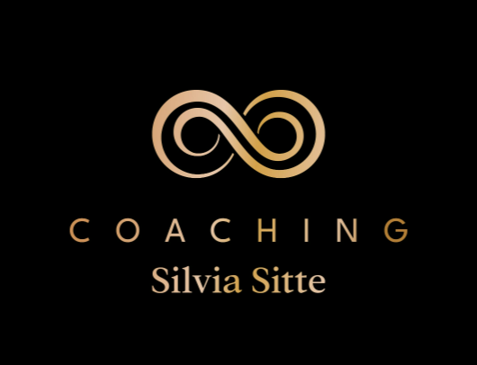 Logo von Coaching Silvia Sitte mit einer goldenen Schrift und einen schwarzen Hintergrund